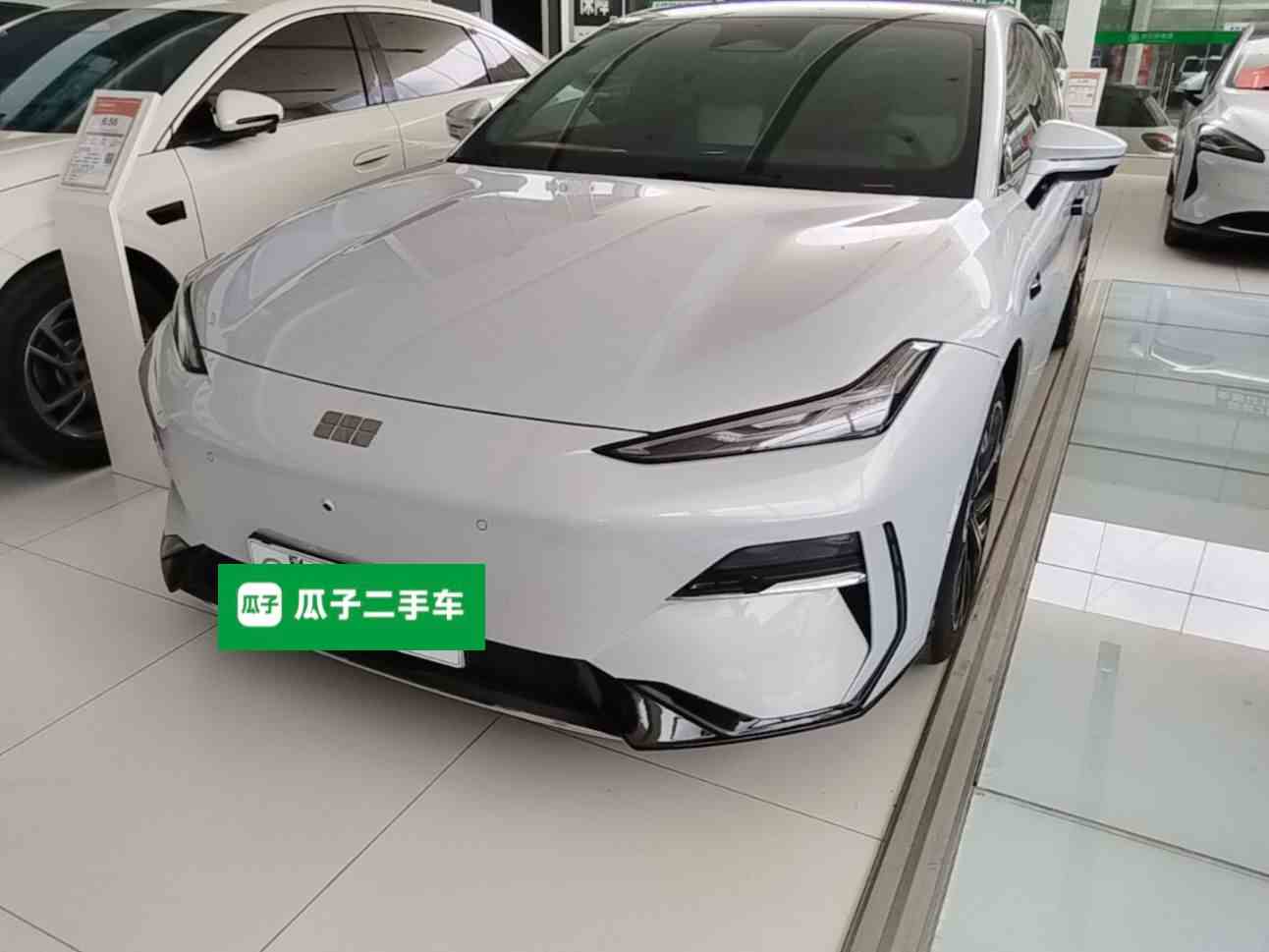 吉利银河 银河E8 2025款 700km 远航智驾版(2)