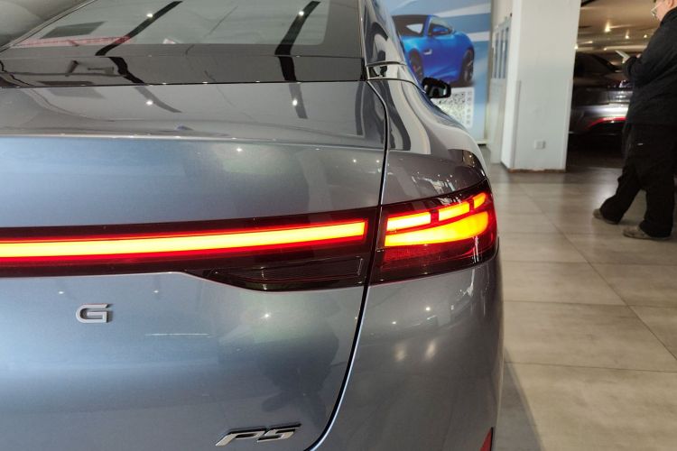 小鹏P5 2021款 460G+车身外观9