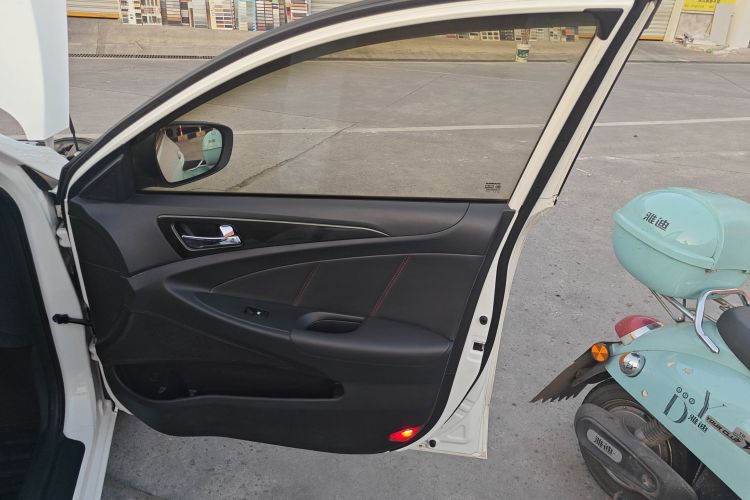 长安 逸动 2013款 1.6L 手动俊酷型 国IV中控内饰42