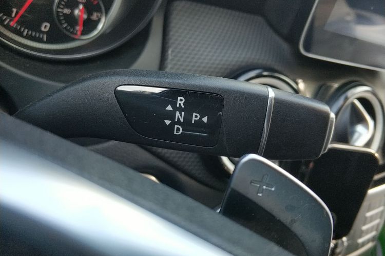 奔驰GLA 2019款 GLA 200 动感型中控内饰18