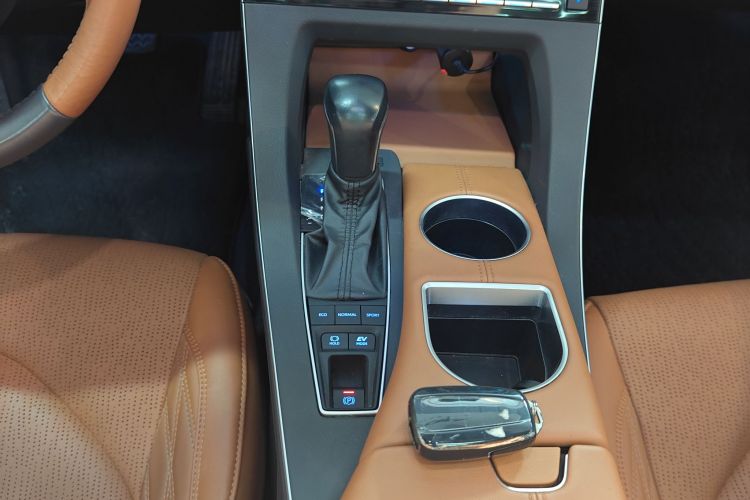 丰田 亚洲龙 2019款 双擎 2.5L XLE尊贵版 国VI中控内饰18