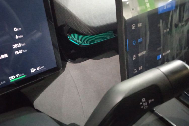 领克08 EM-P 2025款 120km 长续航Halo中控内饰18