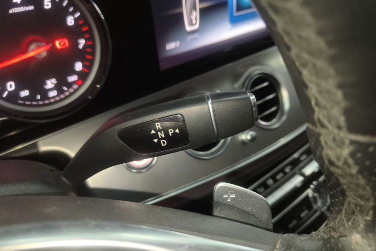 奔驰E级 2017款 改款 E 300 运动型中控内饰18