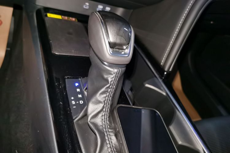 丰田 凯美瑞 2024款  双擎 2.0HG 尊贵版局部细节18