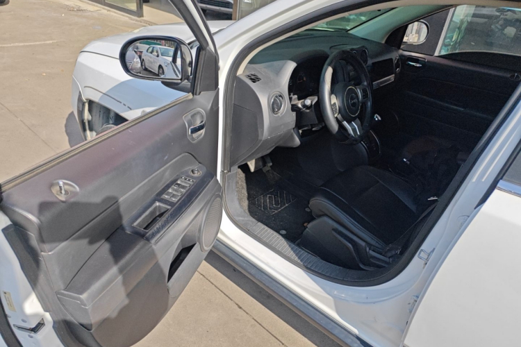 Jeep 指南者(进口) 2015款 2.0L 两驱运动版中控内饰20