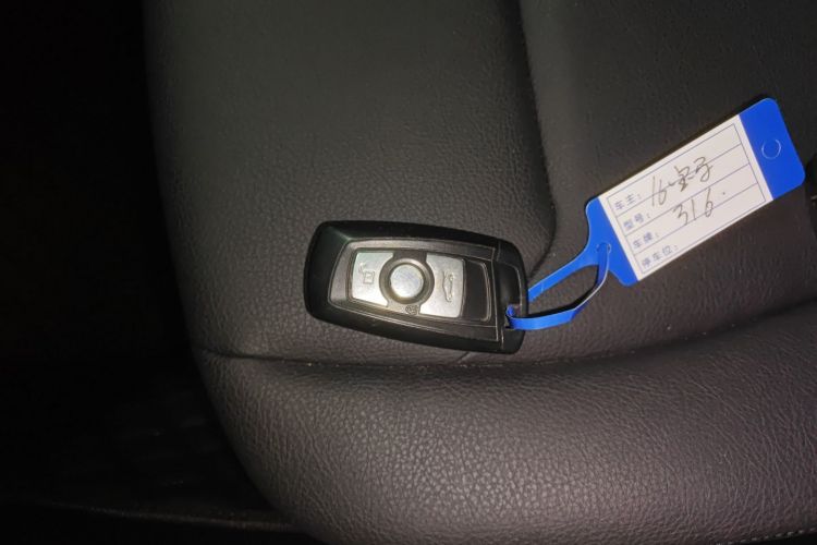 宝马3系 2016款 316Li 时尚型中控内饰11