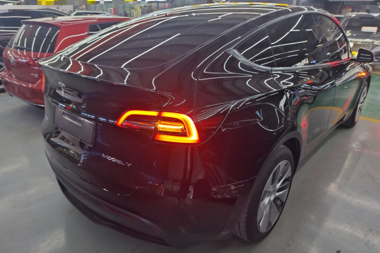 特斯拉 Model Y 2022款 改款 后轮驱动版车身外观7