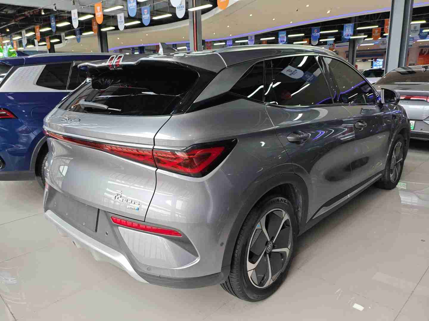 车辆右后45度外观展示