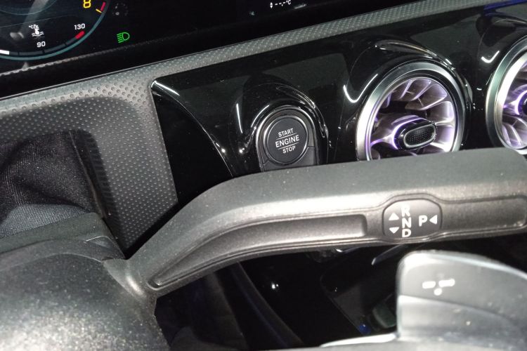 奔驰A级 2022款 改款三 A 200 L 运动轿车时尚型中控内饰18