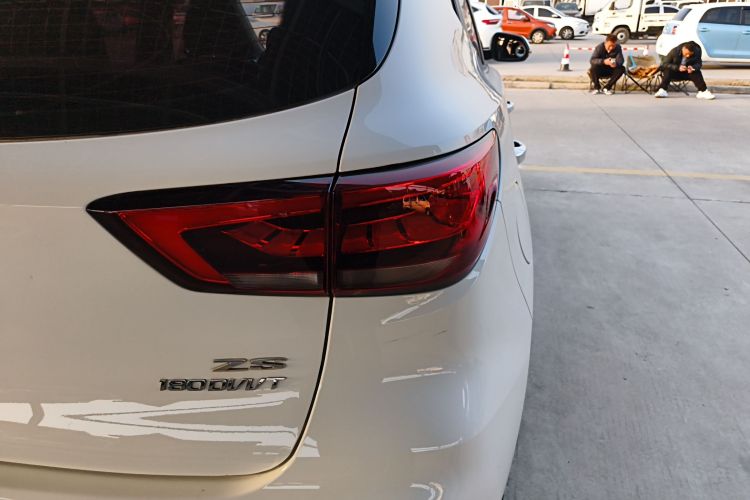 名爵ZS 2020款 180DVVT 自动UP车身外观9