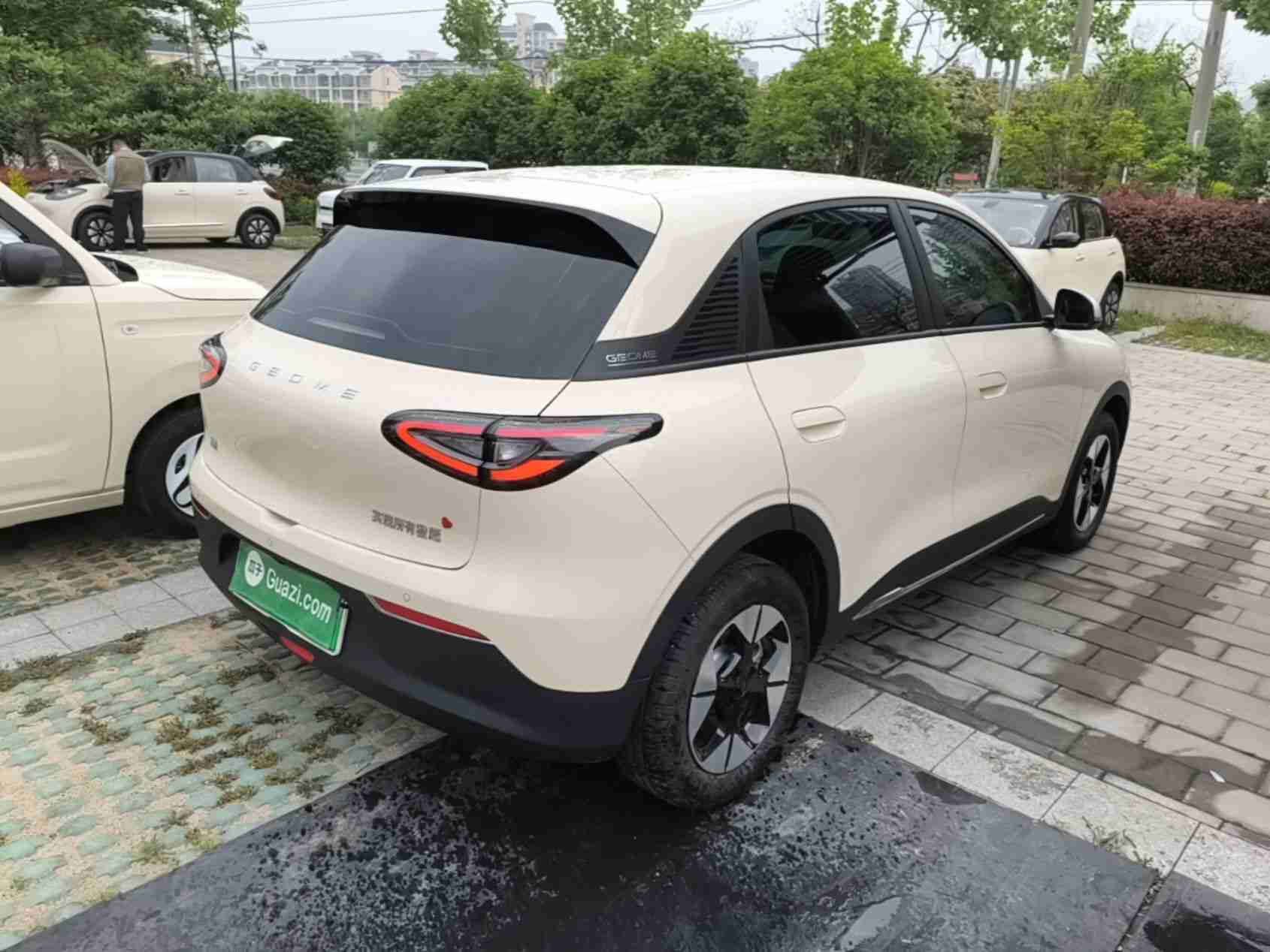 车辆右后45度外观展示