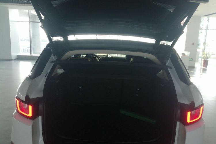 路虎 揽胜极光 2016款 2.0T SE PLUS 智享版机舱底盘23