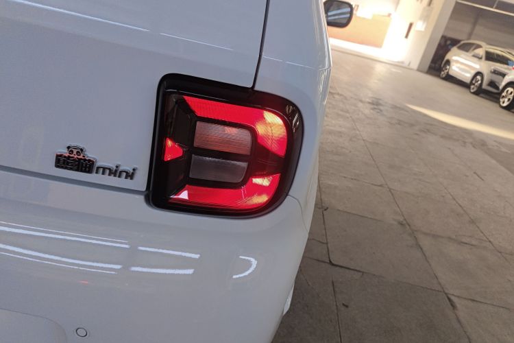 吉利银河 熊猫 2025款 210km 元气熊车身外观9