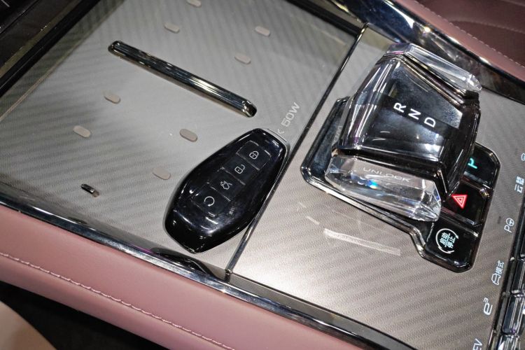 腾势Z9GT 2024款 1100四驱Ultra版中控内饰7001