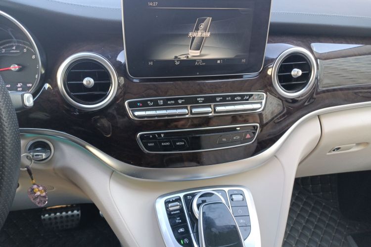 奔驰V级 2018款 V 260 L 尊贵加长版 国VI中控内饰16