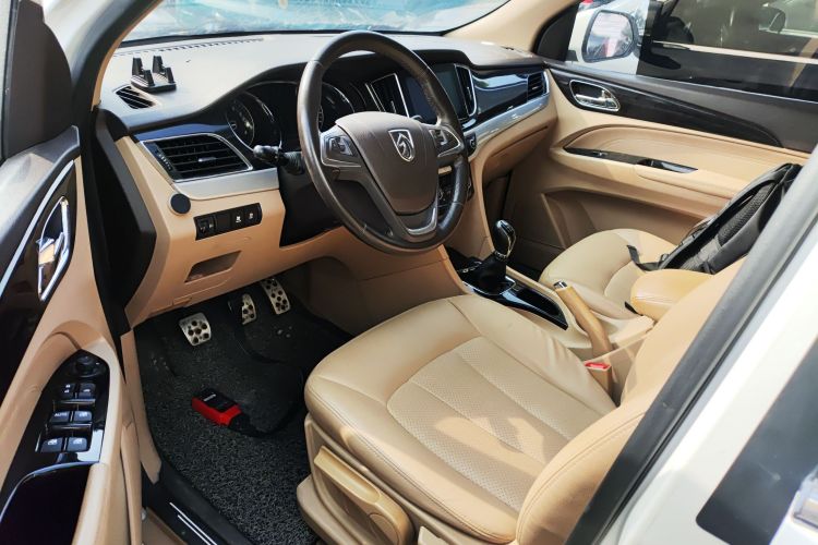 宝骏730 2016款 1.5L 手动豪华型 7座中控内饰7003