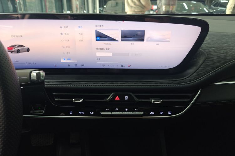 别克 君越 2024款 28T 越尊版中控内饰16