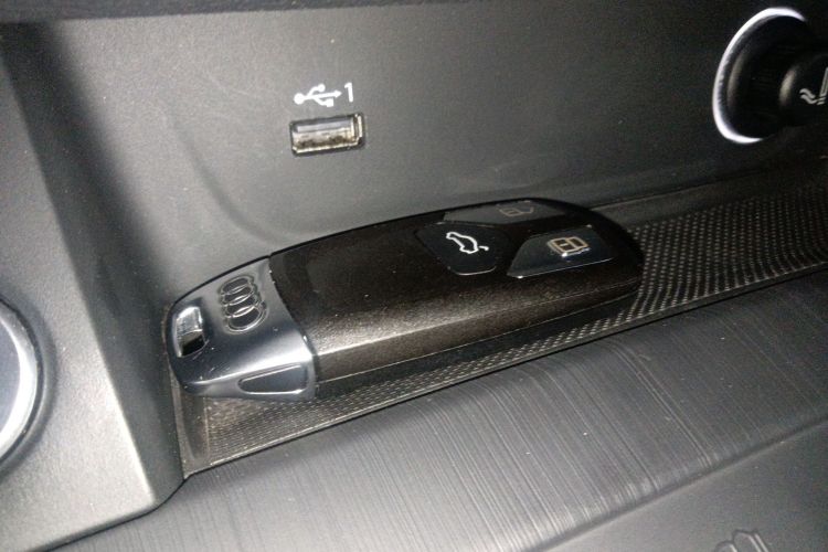 奥迪A4L 2018款 30周年年型 40 TFSI 时尚型中控内饰11