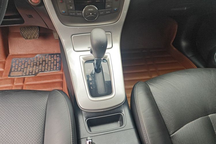 日产 轩逸 2014款 1.6XV CVT尊享版中控内饰18