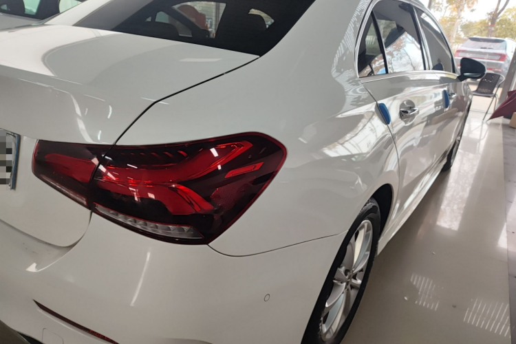 奔驰A级 2021款 A 200 L 运动轿车时尚型车身外观9