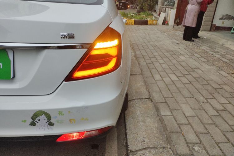 吉利汽车 帝豪 2017款 三厢百万款 1.5L 手动时尚型车身外观9