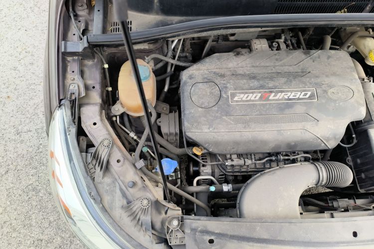 广汽传祺 传祺GS4 2015款 200T 手动精英版机舱底盘25