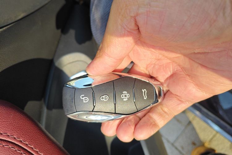 红旗H5 2023款 2.0T 自动智联旗畅版中控内饰7001