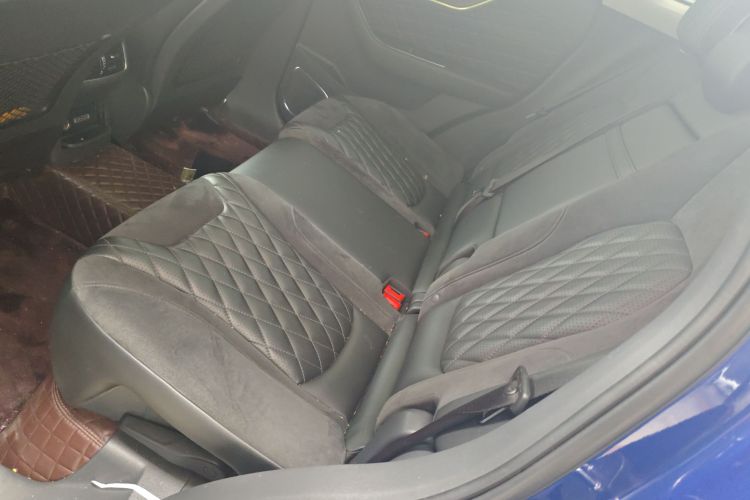 红旗HS5 2019款 2.0T 智联旗领版中控内饰7004