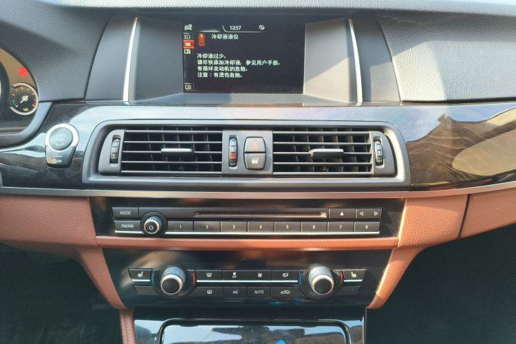 宝马5系 2014款 525Li 领先型中控内饰16