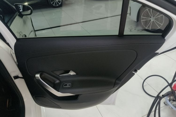 奔驰A级 2021款 A 200 L 运动轿车时尚型中控内饰7006