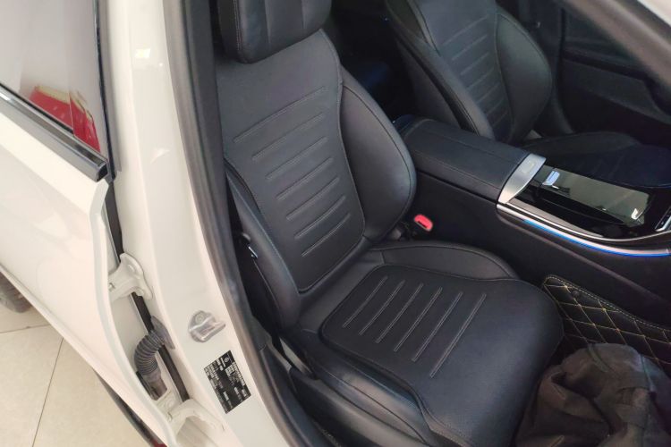 奔驰C级 2023款 C 260 L 皓夜运动版局部细节41