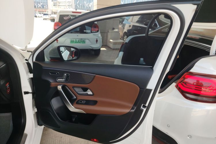 奔驰A级(进口) 2021款 A 200 时尚型中控内饰7005