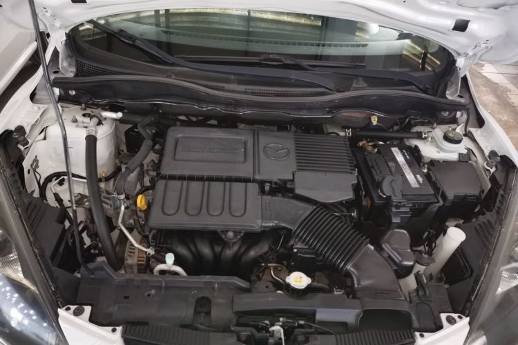 马自达2 2012款 三厢炫动 1.5L 手动时尚版机舱底盘24