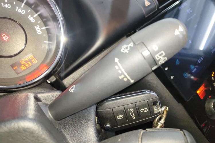 标致3008 2015款 2.0L 自动潮流版中控内饰7001