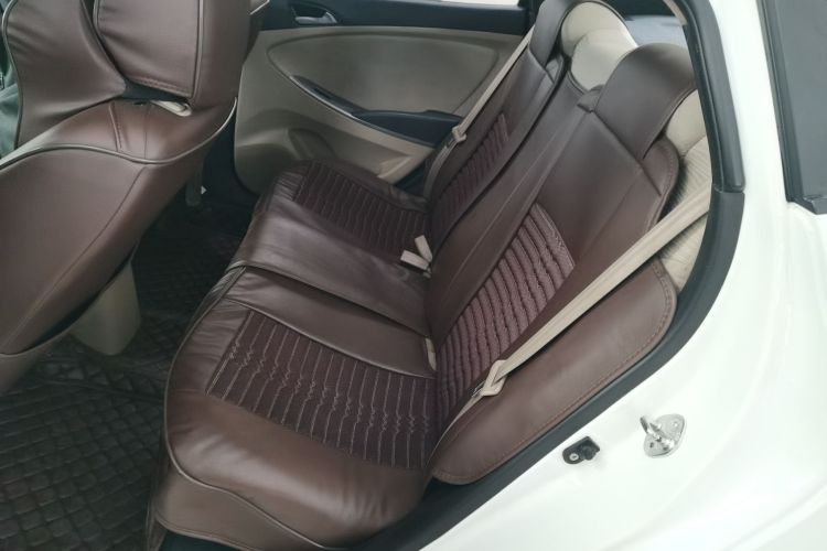 现代 瑞纳 2014款 1.4L 自动智能型GLS中控内饰21