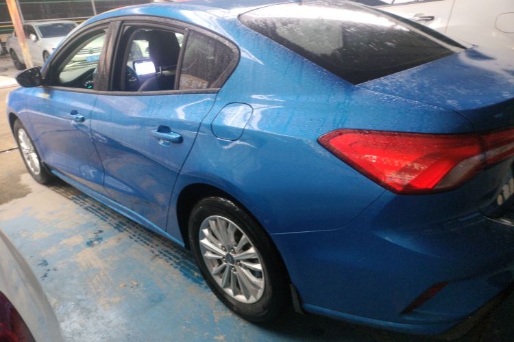 福特 福克斯 2020款 三厢 EcoBoost 180 自动锋潮型车身外观4