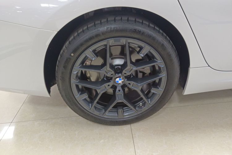 宝马3系 2025款 330Li M运动曜夜套装车身外观6008