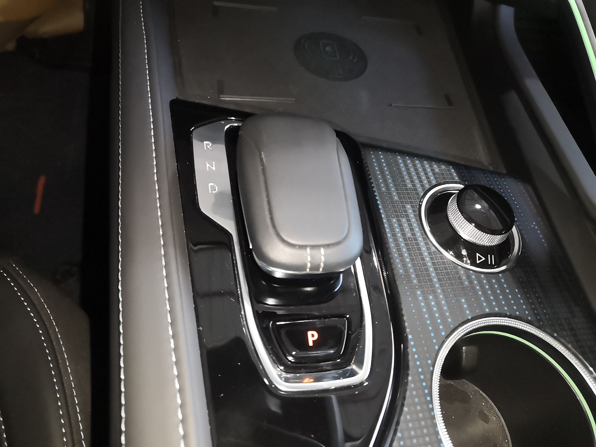 极氪001 2022款 长续航双电机 WE版