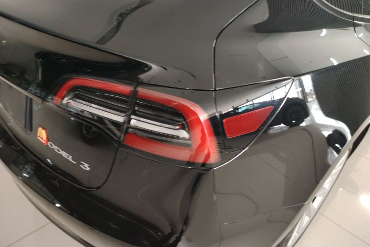 特斯拉 Model 3 2022款 后轮驱动版车身外观9