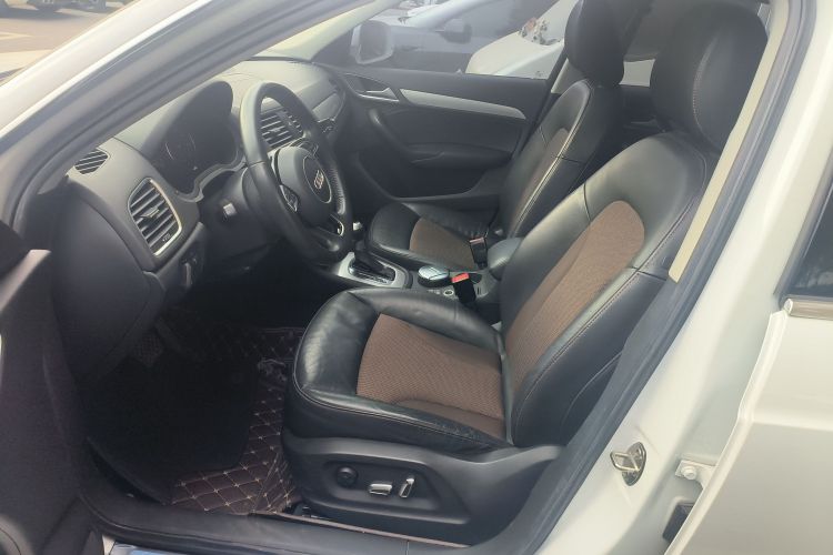 奥迪Q3 2018款 30周年年型 35 TFSI 时尚型中控内饰19