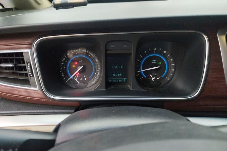 别克GL8 2015款 2.4L 豪华商务尊享版中控内饰14