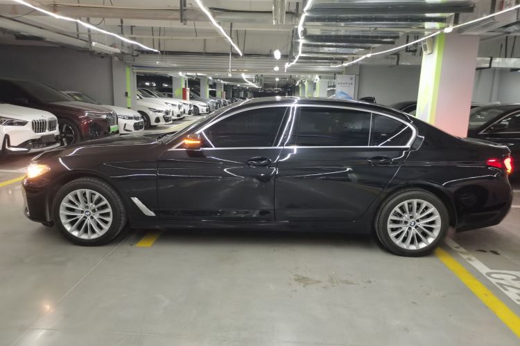 宝马5系 2022款 改款二 525Li 豪华套装车身外观4