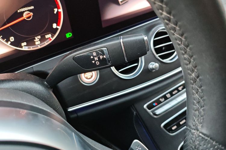 奔驰E级 2020款 改款 E 300 L 运动时尚型中控内饰18