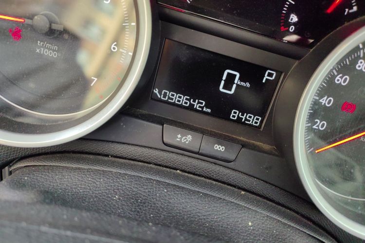 标致408 2015款 1.2T 自动豪华版中控内饰15