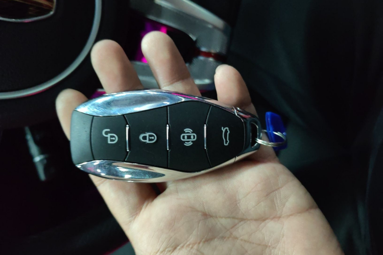 红旗HS3 2023款 1.5T 两驱善为版中控内饰7001