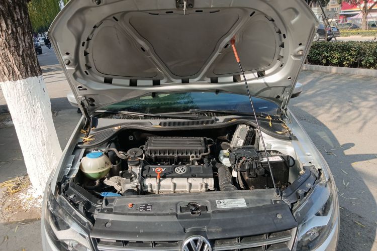 大众 Polo 2013款 1.4L 自动舒适版机舱底盘24