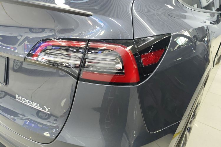 特斯拉 Model Y 2022款 Performance高性能全轮驱动版车身外观9