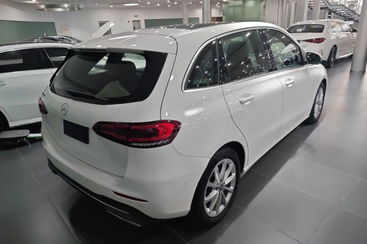 奔驰B级 2022款 改款二 B 200 时尚型车身外观7