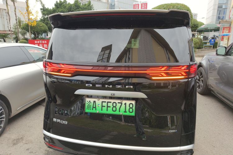 腾势D9 2022款 DM-i 1040 尊贵型车身外观6