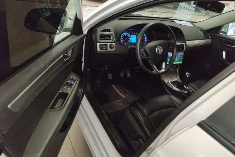 中华H530 2017款 1.6L 手动舒适型中控内饰7003